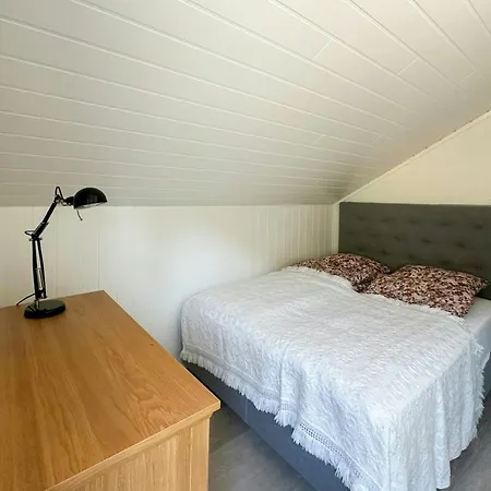 Semesterbostad Panoramic Cabin By Lake Lundevannet *