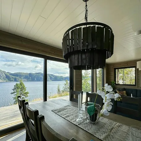 Semesterbostad Panoramic Cabin By Lake Lundevannet