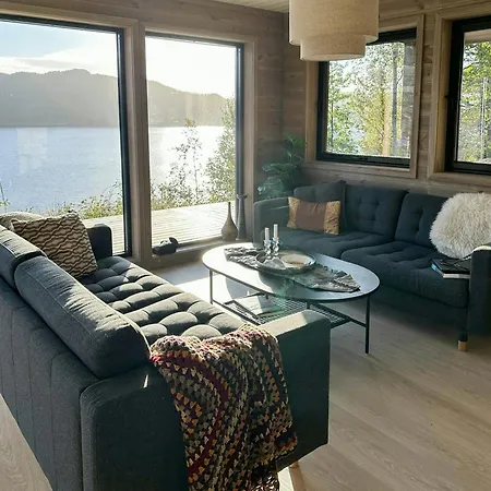 Semesterbostad Panoramic Cabin By Lake Lundevannet